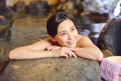 照片素材(图片): 女子 温泉 露天浴池 沐浴 放松